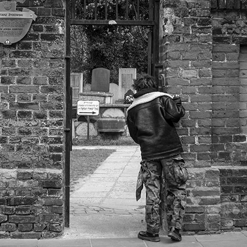 „Jeśli przeżyjesz, opowiedz ludziom” – wernisaż fotografii i spotkanie z twórcami projektu