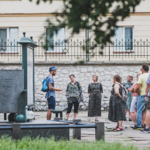 Bartek spacer przed Stara Synagoga