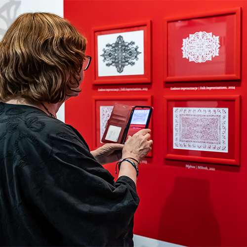 Curatorial tour through the exhibition “Intersections. Papercuts by Anna Wencel”